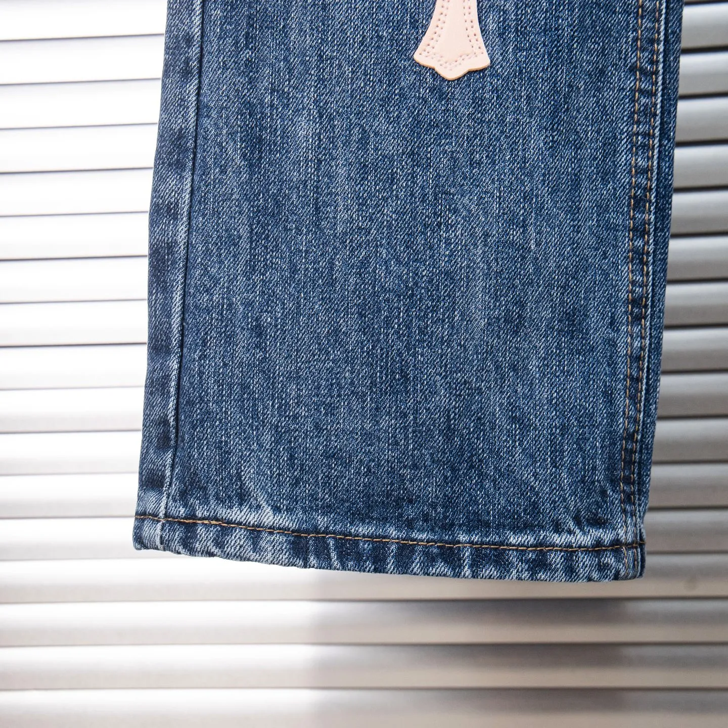 P240 Chrome Hearts 2025 New Bamboo Pink Cross Patch Leather Couple Washed Jeans This season’s hot item is sought after by countless celebrities and fashionistas. The neat details of the cutting process add color to the playful fashion! The neat and meticulous design, and the well-fitting structure is unique. The upper body not only has outstanding recognition, but also looks younger and younger. A style with the ultimate wearing meaning and performance, gorgeous color matching, and the craftsmanship of this style is also extremely extraordinary. After the finished product is washed, it is disassembled and hand-made with sheepskin cross leather and then spliced ​​together to complete. The whole piece has too many craftsmanship to describe. It is decorated with patchwork cross flowers and high-waisted washed jeans! ! Absolutely high-end luxury product, a god-level single product, a super popular product, made by top heavy industry, a magic weapon that cannot be missed. Style number: 1869# Size: 28 30 32 34 36 Color: blue